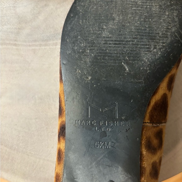 5.5 Marc Fisher pony hair flats - Picture 6 of 6
